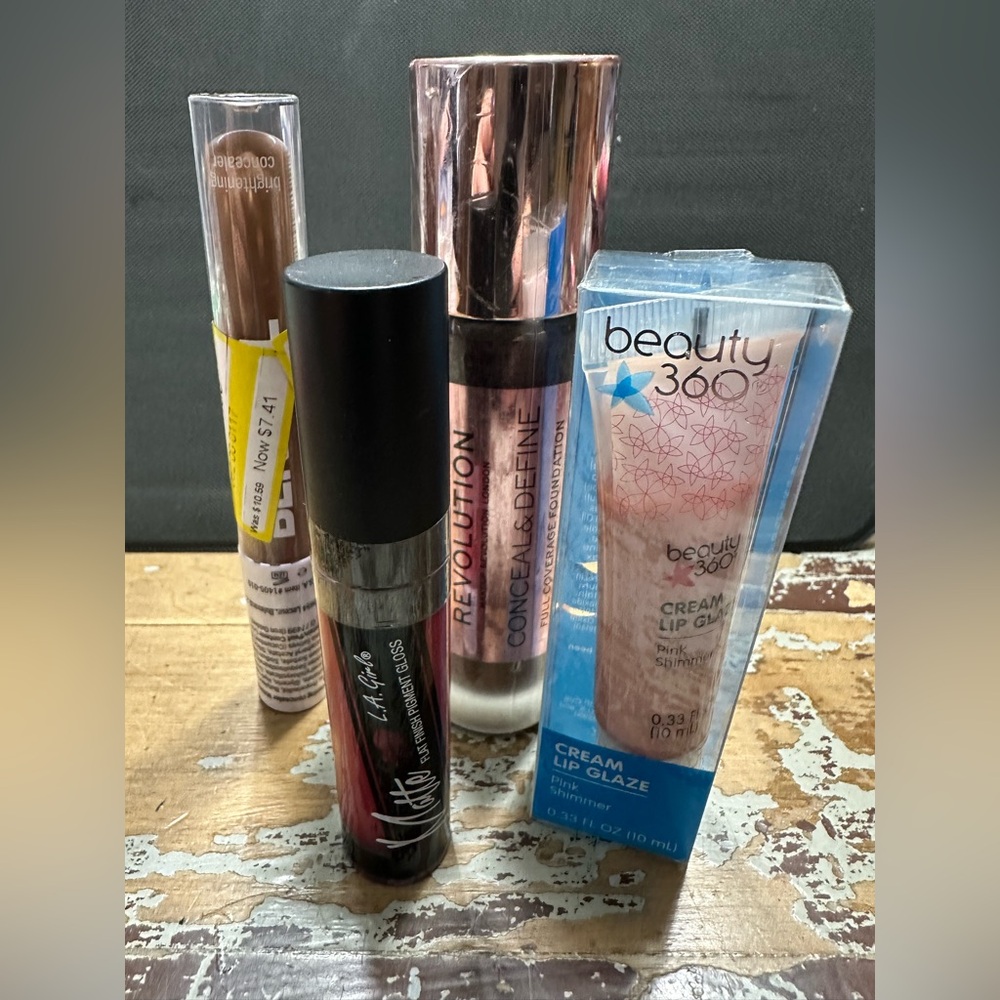 NIB- beauty kit-Contour, Conceal & Define Foundation - Cream Matte lip & gloss!